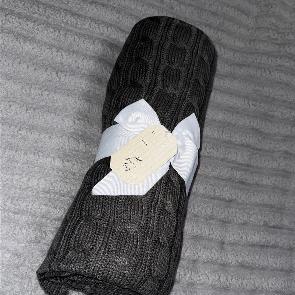 Elegant Gray Cable Knit Throw Blanket 50x60” - Picture 4 of 6